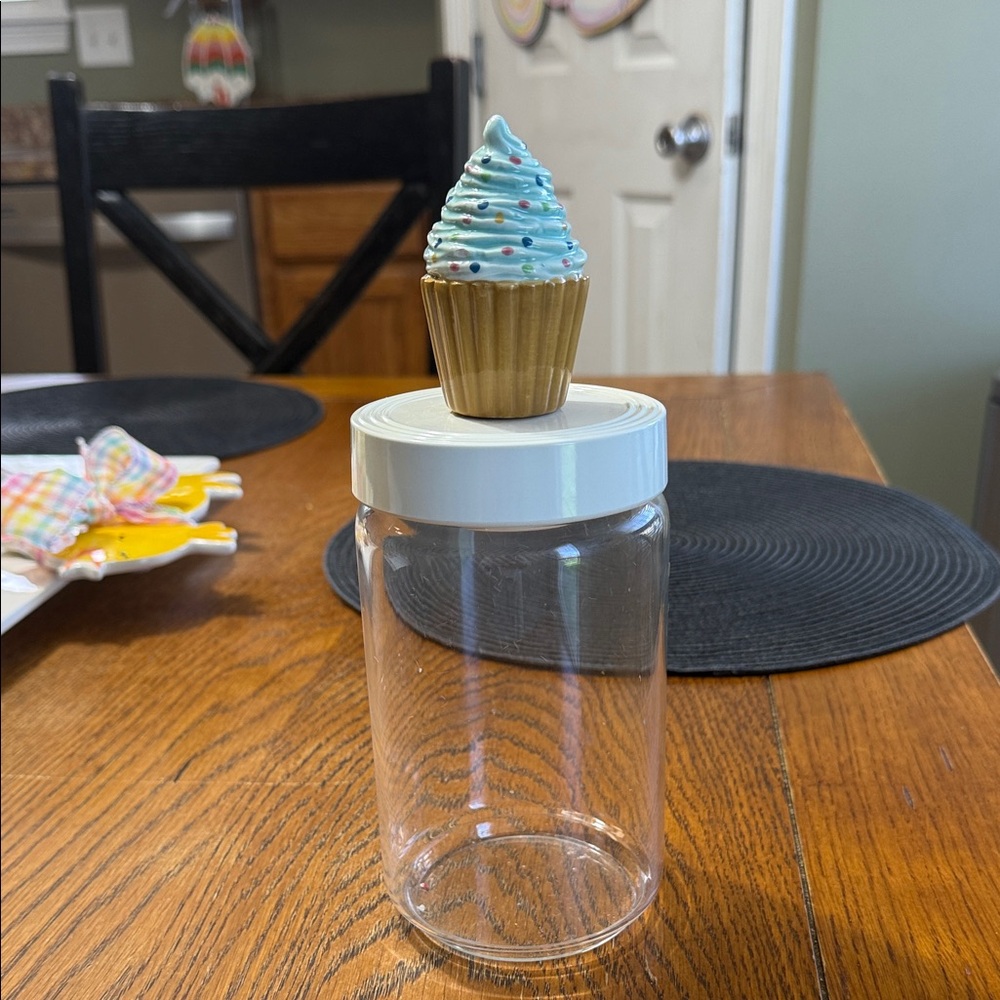 Nora Fleming canister and retired ice cream
Mini. - Picture 4 of 4